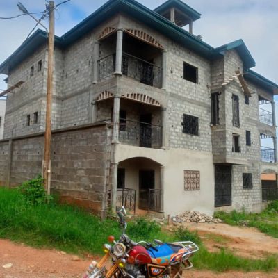 Voilà un immeuble a vendre de 8 studio 2 appartenant titré sur un terrain de 400m² avec documents complète a un bon prix 60millions N:B le prix est légèrement négociable ils chauffe localisation Yaoundé Nkolbisson