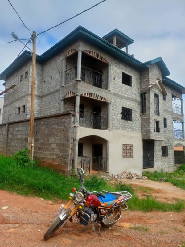 Voilà un immeuble a vendre de 8 studio 2 appartenant titré sur un terrain de 400m² avec documents complète a un bon prix 60millions N:B le prix est légèrement négociable ils chauffe localisation Yaoundé Nkolbisson