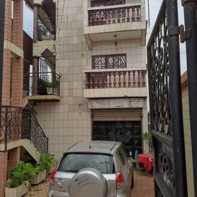 Immeuble à vendre a mimboman zone résidentielle et a moins de 150 m de la route principale